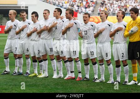 SHENYANG, CHINE - 10 AOÛT : L'équipe néo-zélandaise s'aligne pour l'hymne national avant le début d'un match du Groupe C contre le Brésil lors du tournoi de football des Jeux Olympiques de Beijing le 10 août 2008 à Shenyang, en Chine. De gauche à droite : Simon Elliott, Cole Peverley, Ian Hogg, Chris Killen, Michael Boxhall, Jeremy Brockie, Shaun Van Rooyen, Craig Henderson, Aaron Scott, Jacob Spoonley. (Photographie de Jonathan P. Larsen) Banque D'Images