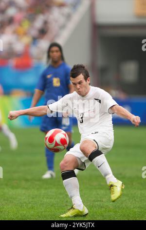 SHENYANG, CHINE - 10 AOÛT : Ian Hogg de Nouvelle-Zélande s'apprête à lancer le ballon lors d'un match du groupe C du tournoi de football des Jeux Olympiques contre le Brésil le 10 août 2008 au stade du centre sportif olympique de Shenyang à Shenyang, en Chine. Usage éditorial exclusif. (Photographie de Jonathan Paul Larsen / Diadem images) Banque D'Images