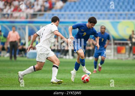 SHENYANG, CHINE - 10 AOÛT : Alexandre Pato du Brésil (9) contrôle le ballon lors d'un match du Groupe C contre la Nouvelle-Zélande aux Jeux Olympiques de Beijing 10 août 2008 au stade du Centre sportif olympique de Shenyang à Shenyang, en Chine. (Photographie de Jonathan Paul Larsen / Diadem images) Banque D'Images