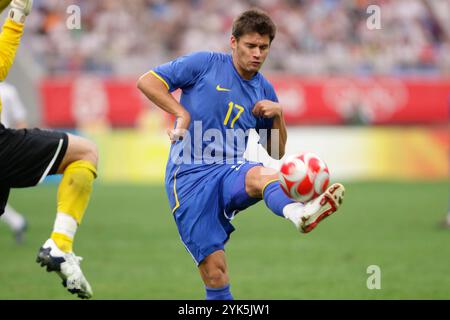 SHENYANG, CHINE - 10 AOÛT : Rafael Sobis, du Brésil, tire le ballon contre la Nouvelle-Zélande lors d'un tournoi olympique de football match du Groupe C le 10 août 2008 au stade du Centre olympique des sports de Shenyang à Shenyang, en Chine. Usage éditorial exclusif. (Photographie de Jonathan Paul Larsen / Diadem images) Banque D'Images