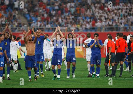 SHENYANG, CHINE - 10 AOÛT : les joueurs brésiliens rendent hommage aux spectateurs après avoir battu la Nouvelle-Zélande 5-0 dans un tournoi olympique de football du Groupe C match le 10 août 2008 au stade du Centre sportif olympique de Shenyang à Shenyang, en Chine. Usage éditorial exclusif. (Photographie de Jonathan Paul Larsen / Diadem images) Banque D'Images