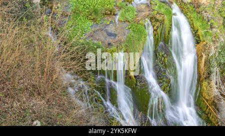 Chemin Paseo del Molinar, Cascade de la rivière Molinar, Tobera, Parc naturel Montes Obarenes-San Zadornil, Las Merindades, Burgos, Castilla y Leon, Espagne, E Banque D'Images