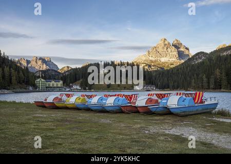 Lac Misurina ou Lago di Misurina avec pédalos. Vue sur les majestueuses Dolomites Alp Mountains, les sommets Tre Cime di Lavaredo, Tyrol du Sud, Italie, Euro Banque D'Images