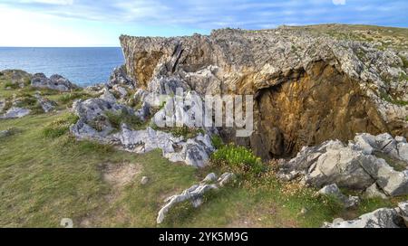 Côte rocheuse, falaises de pria, formation karstique, Bufones de pria, paysage protégé de la côte orientale des Asturies, Llanes de pria, Asturies, Espagne Banque D'Images