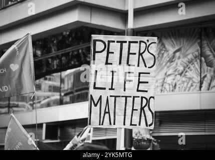 Photographie © Jamie Callister. Des milliers de personnes descendent sur Londres pour assister à une marche pro-nationaliste contre le gouvernement travailliste de Keir Starmer. Place du Parlement Banque D'Images