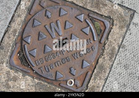 Un couvercle de compteur d'eau de Tamise avec le nom de l'entreprise sur à Londres. Concept : compagnie d'eau britannique, déficit de pension, eau potable, services d'égout, dette Banque D'Images