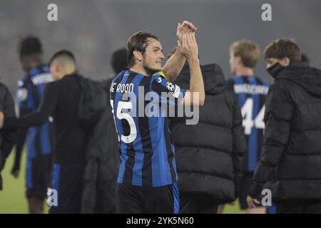 Match de football, le capitaine Marten DE ROON Atalanta Bergamo remercie après le match et la victoire avec des mains levées et applaudissantes regardant vers les fans à Banque D'Images