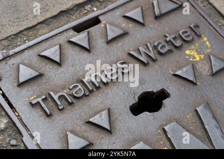 Un couvercle de compteur d'eau de Tamise avec le nom de l'entreprise sur à Londres. Concept : compagnie d'eau britannique, déficit de pension, eau potable, services d'égout, dette Banque D'Images