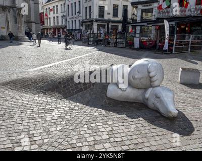 Sculpture Nello & Patrasche sur le Handschoenmarkt dans le centre de la vieille ville, Anvers, Flandre, Belgique, Europe Banque D'Images