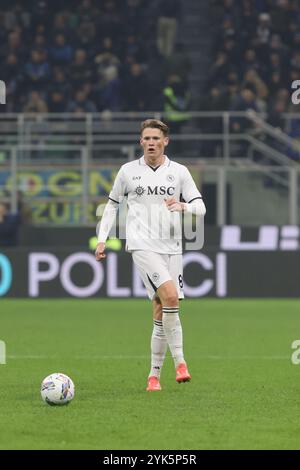 Scott McTominay de Milano SSC Napoli en action lors du match de football Serie A Enilive 2024/2025 entre l'Inter et Napoli au Giuseppe Meazza Banque D'Images