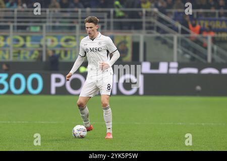 Scott McTominay de Milano SSC Napoli en action lors du match de football Serie A Enilive 2024/2025 entre l'Inter et Napoli au Giuseppe Meazza Banque D'Images