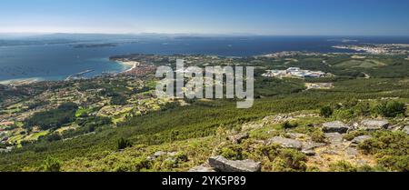 Vue panoramique de l'estuaire salin de la Ria de Arosa depuis Un point de vue de Curota, Puebla del Caraminal, Ria de Arosa, la Corogne, Galice, Espagne, Europe Banque D'Images