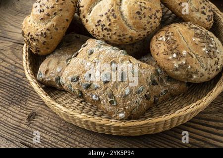 Panier en osier avec sélection de pains et pâtisseries. Assortiment de produits cuits au four Banque D'Images