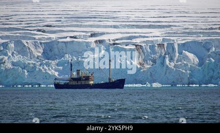 Bateau d'expédition, Glacier Deep Blue, 14 de juillet Glacier, Krossfjord, Arctic, Spitsbergen, Svalbard, Norvège, Europe Banque D'Images