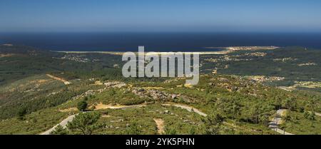 Vue panoramique de l'estuaire salin de la Ria de Arosa depuis Un point de vue de Curota, Puebla del Caraminal, Ria de Arosa, la Corogne, Galice, Espagne, Europe Banque D'Images