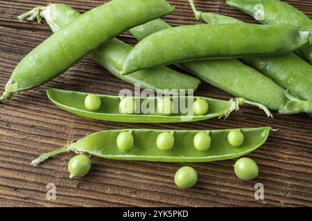 Peu de petits pois verts sur fond noir Banque D'Images