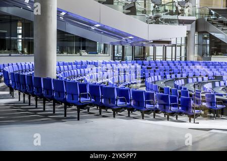 Vue dans la salle plénière vide du Bundestag allemand, salle plénière avec des chaises bleues disposées en cercle, Reichstag Berlin Banque D'Images