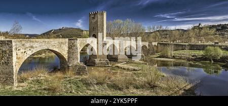 Pont médiéval de Frias, style gothique du 13ème siècle, rivière Ebre, ville médiévale de Frias, groupement artistique historique, Las Merindades, Burgos, Castilla y le Banque D'Images