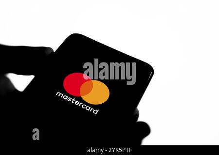 Smartphone avec le logo Mastercard qui est une marque de cartes de crédit et de débit Banque D'Images