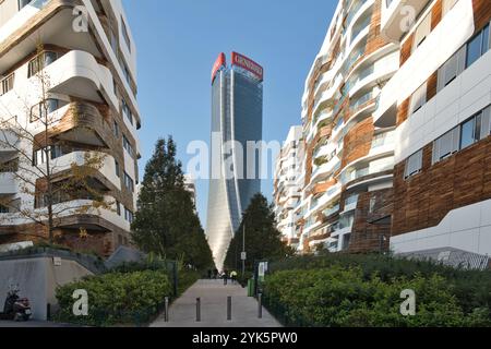 Generali bâtiment tour à Citylife , Milan, Italie. Vue depuis le quartier résidentiel projeté par l'architecte Zaha Hadid Banque D'Images