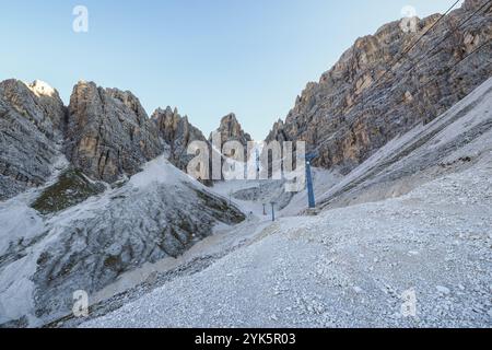 Téléphérique historique Staunies menant à Ivano Dibona via la route ferrata dans les montagnes Dolomiti, Italie, Europe Banque D'Images