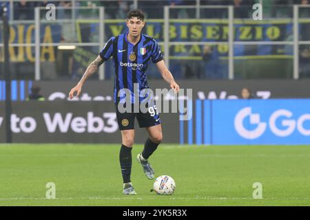 Alessandro Bastoni du Milano FC Inter en action lors du match de football Serie A Enilive 2024/2025 entre l'Inter et Napoli au Giuseppe Meazz Banque D'Images