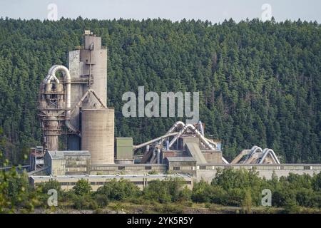 Carrière minière à ciel ouvert avec machines et équipements miniers. Extraction de calcaire pour la production de ciment Banque D'Images