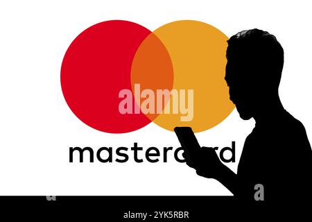 Smartphone avec le logo Mastercard qui est une marque de cartes de crédit et de débit Banque D'Images