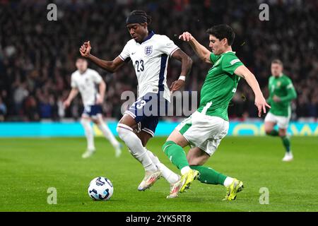 L'Angleterre Noni Maduekel (à gauche) et la République d'Irlande Callum O'Dowda s'affrontent pour le ballon lors du match du Groupe B2 de l'UEFA Nations League au stade de Wembley, à Londres. Date de la photo : dimanche 17 novembre 2024. Banque D'Images