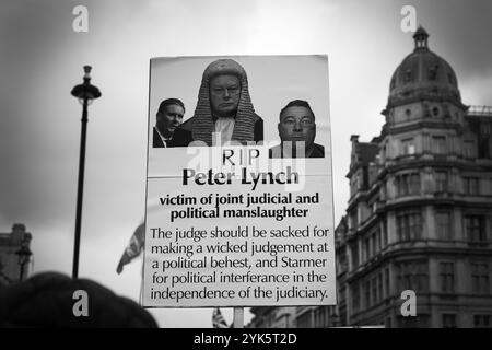 Photographie © Jamie Callister. Des milliers de personnes descendent sur Londres pour assister à une marche pro-nationaliste contre le gouvernement travailliste de Keir Starmer. Place du Parlement Banque D'Images