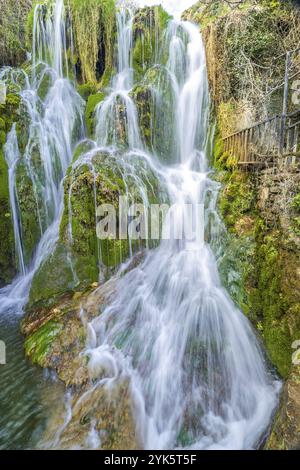 Chemin Paseo del Molinar, Cascade de la rivière Molinar, Tobera, Parc naturel Montes Obarenes-San Zadornil, Las Merindades, Burgos, Castilla y Leon, Espagne, E Banque D'Images