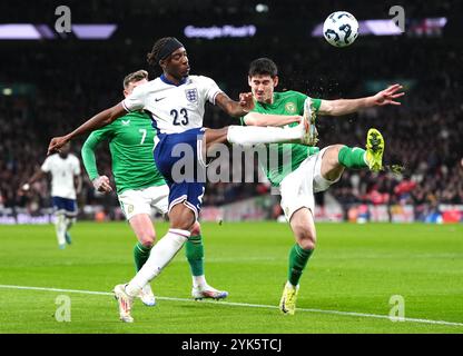 L'anglaise Noni Madueke (à gauche) et l'irlandaise Callum O'Dowda lors du match du Groupe B2 de l'UEFA Nations League au stade de Wembley, à Londres. Date de la photo : dimanche 17 novembre 2024. Banque D'Images