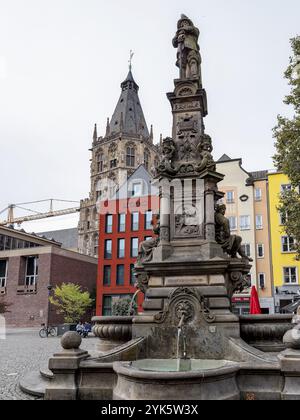 Fontaine Fishwife sur l'Alter Markt et en arrière-plan la tour de l'Hôtel de ville historique de la ville de Cologne, Cologne, Rhénanie du Nord-Westphalie Banque D'Images