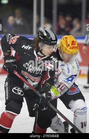 LanxessArena, Cologne, Rhénanie du Nord-Westphalie, Hakon Haenelt (Cologne Sharks, #92), Ross Mauermann (Fischtown Penguins, #14), PENNY DEL, Cologne Shark Banque D'Images