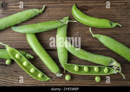 Peu de petits pois verts sur fond noir Banque D'Images