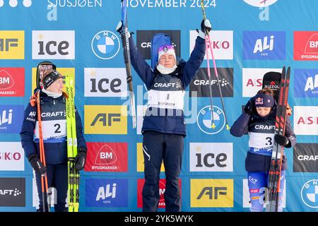 Sjusjøen 20241117. Ingrid Landmark Tandrevold a gagné tandis que Maren Hjelmeset Kirkeeide (à gauche) est arrivée deuxième et Dorothea Wierer, italienne (à droite), troisième du 12,5 km de départ conjoint en biathlon féminin à la Sjusjøen Arena Natrudstylen. Photo : Geir Olsen / NTB Banque D'Images