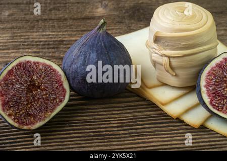 Figues, fromages divers sur une table rustique. Fromage fumé slovaque traditionnel fait à la main parenica. Concept d'alimentation saine Banque D'Images