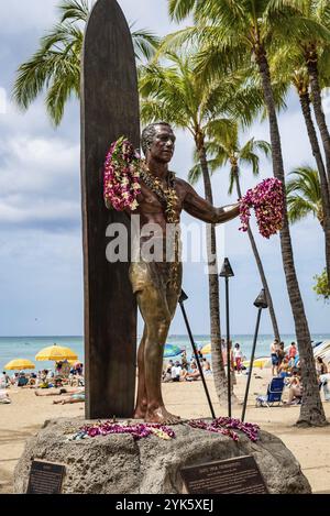 Waikiki, Oahu, Hawaii, USA â€“ 17 février 2018 : statue emblématique du duc Kahanamoku, considéré comme le père du surf moderne Banque D'Images