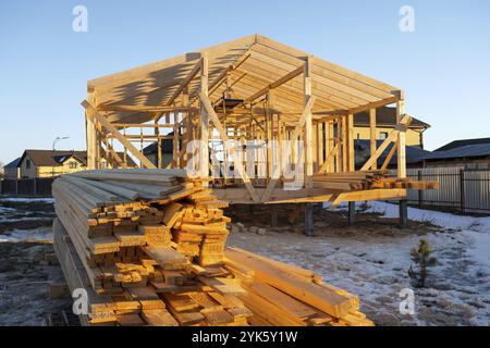 Construction d'une maison à ossature en bois, ossature de la fondation, murs, toit sur pilotis est un site de construction, le processus de construction d'un cadre Banque D'Images