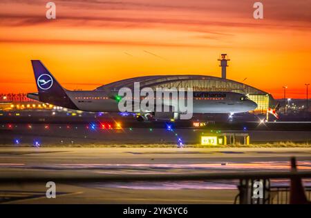 Frühmmorgens am Flughafen noch vor Sonnenaufgang. Flughafen Francfort-sur-le-main, Fraport. Flugzeug der Lufthansa vor einem Hangar der Lufthansa Technik. // 27.01.2024 : Francfort-sur-le-main, Hessen, Deutschland, Europa *** tôt le matin à l'aéroport avant le lever du soleil Aéroport de Francfort-sur-le-main, Lufthansa Fraport avion devant un hangar Lufthansa Technik 27 01 2024 Francfort-sur-le-main, Hesse, Allemagne, Europe Banque D'Images