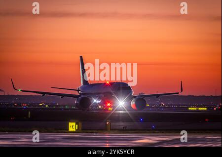 Frühmmorgens am Flughafen noch vor Sonnenaufgang. Flughafen Francfort-sur-le-main, Fraport. Flugzeug der Lufthansa. // 27.01.2024 : Francfort-sur-le-main, Hessen, Deutschland, Europa *** tôt le matin à l'aéroport avant le lever du soleil Francfort-sur-le-main Aéroport, Fraport Lufthansa avion 27 01 2024 Francfort-sur-le-main, Hesse, Allemagne, Europe Banque D'Images