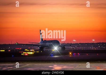 Frühmmorgens am Flughafen noch vor Sonnenaufgang. Flughafen Francfort-sur-le-main, Fraport. Flugzeug der Lufthansa. // 27.01.2024 : Francfort-sur-le-main, Hessen, Deutschland, Europa *** tôt le matin à l'aéroport avant le lever du soleil Francfort-sur-le-main Aéroport, Fraport Lufthansa avion 27 01 2024 Francfort-sur-le-main, Hesse, Allemagne, Europe Banque D'Images