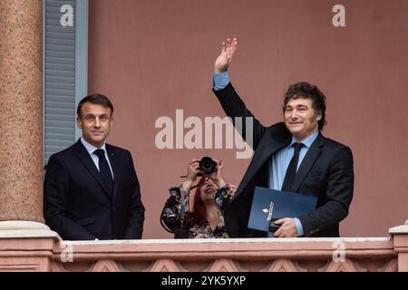 Buenos Aires, Argentine. 17 novembre 2024. Le président argentin Javier Milei (à droite) et le président français Emmanuel Macron se tiennent sur un balcon lors de la visite de Macron à la Maison du gouvernement. Crédit : Cristina Sille/dpa/Alamy Live News Banque D'Images