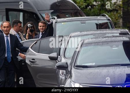 Buenos Aires, Argentine. 17 novembre 2024. Le président français Emmanuel Macron fait des vagues au bâtiment du gouvernement après la visite de Macron au président argentin Milei. Crédit : Cristina Sille/dpa/Alamy Live News Banque D'Images