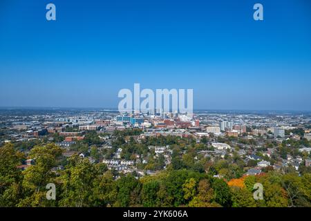 Vue sur les gratte-ciel de la ville depuis le sommet de la statue de Vulcan, Vulcan Park and Museum, Birmingham, Alabama, États-Unis Banque D'Images