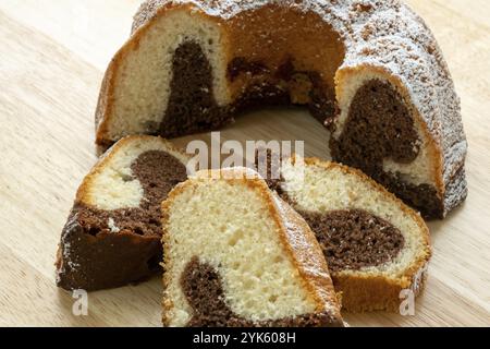 Maison traditionnelle en gâteau. Gâteau bundt en tranches sur table en bois Banque D'Images