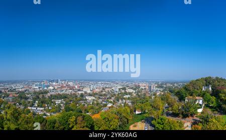 Vue sur les gratte-ciel de la ville depuis le sommet de la statue de Vulcan, Vulcan Park and Museum, Birmingham, Alabama, États-Unis Banque D'Images