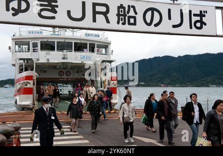 Passagers au départ de la navette JR entre Miyajimaguchi et l'île de Miyajima dans la préfecture d'Hiroshima, au Japon. Banque D'Images