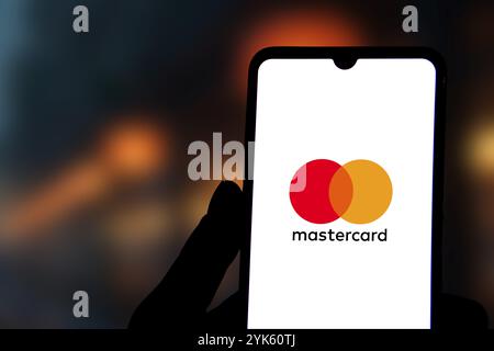 Smartphone avec le logo Mastercard qui est une marque de cartes de crédit et de débit Banque D'Images