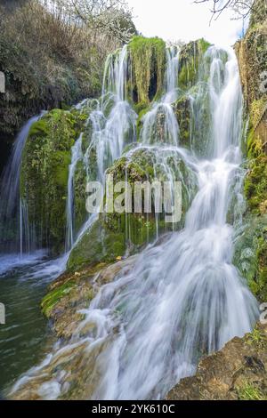 Chemin Paseo del Molinar, Cascade de la rivière Molinar, Tobera, Parc naturel Montes Obarenes-San Zadornil, Las Merindades, Burgos, Castilla y Leon, Espagne, E Banque D'Images